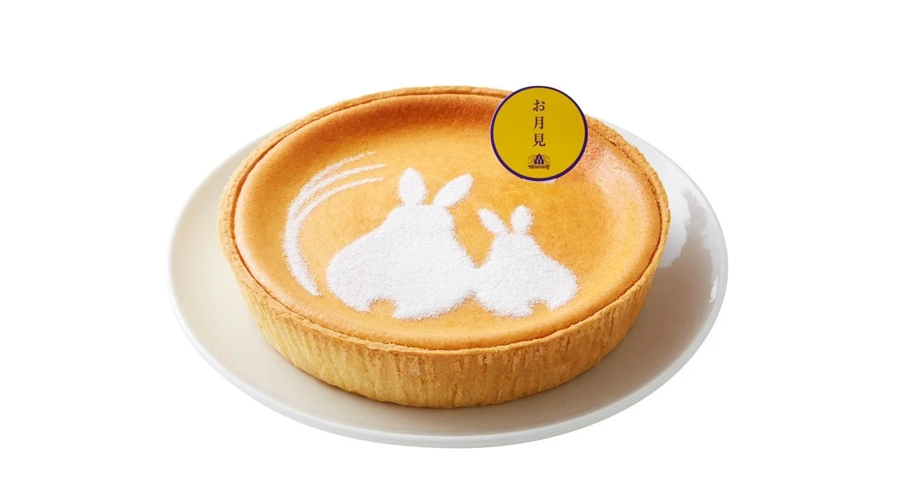 お月見デンマーククリームチーズケーキ。うさぎと満月を描いたチーズケーキ