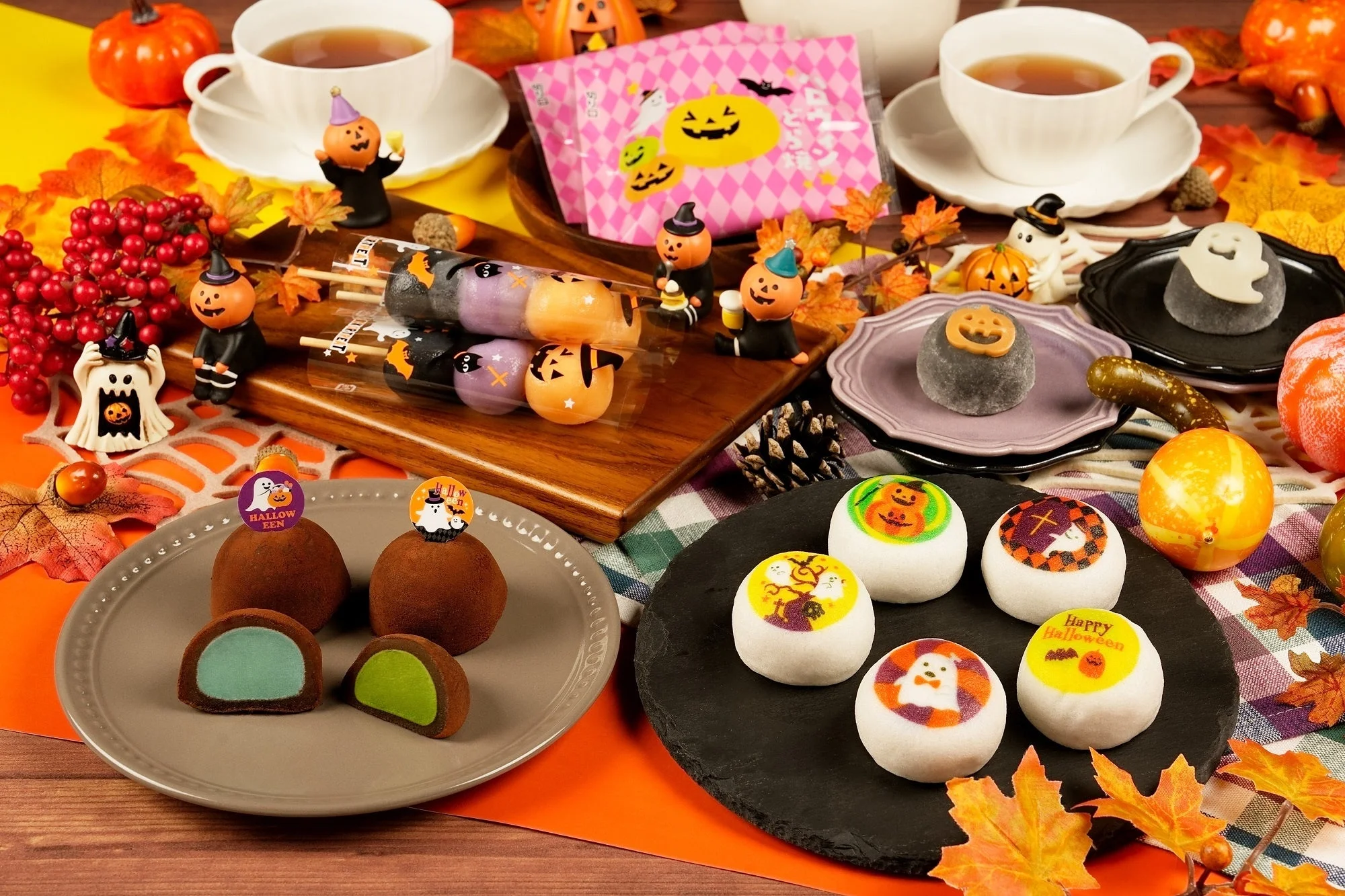 口福堂のハロウィン限定和菓子とティーカップの集合写真