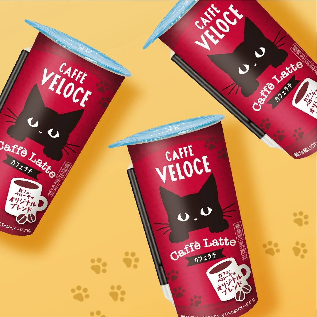 赤いパッケージに黒ねこが描かれたカフェ・ベローチェ カフェラテのカップ飲料