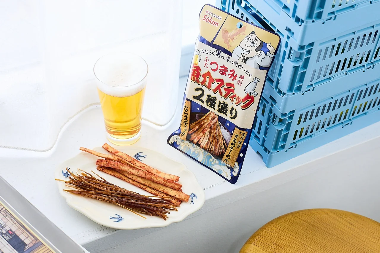 魚介スティック2種盛りのパッケージと、皿に盛られた2種類のスティック状のおつまみ、ビール