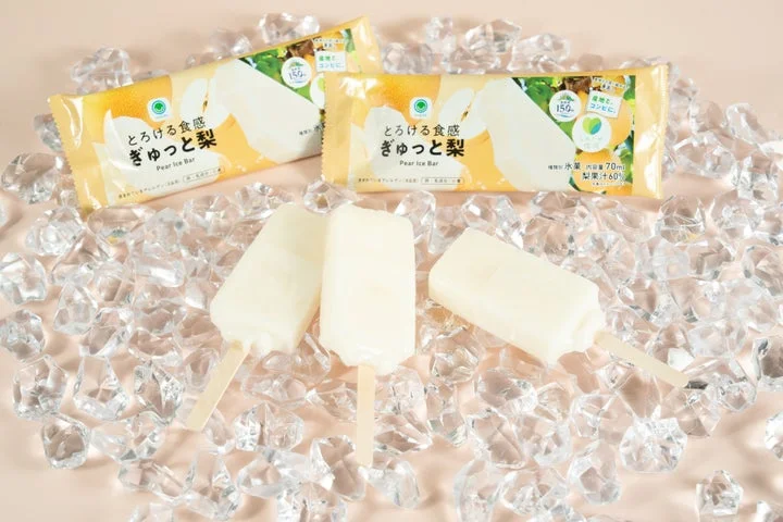 氷の上に並べられた「とろける食感 ぎゅっと梨」のアイスバーとパッケージ