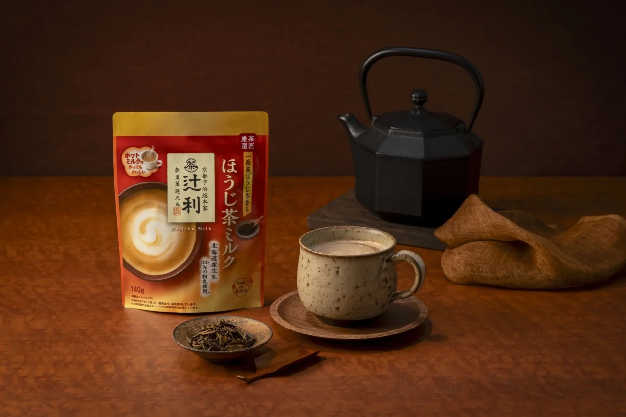 辻利ほうじ茶ミルクのパッケージと、湯呑みに注がれた完成品、茶葉、鉄瓶のイメージ