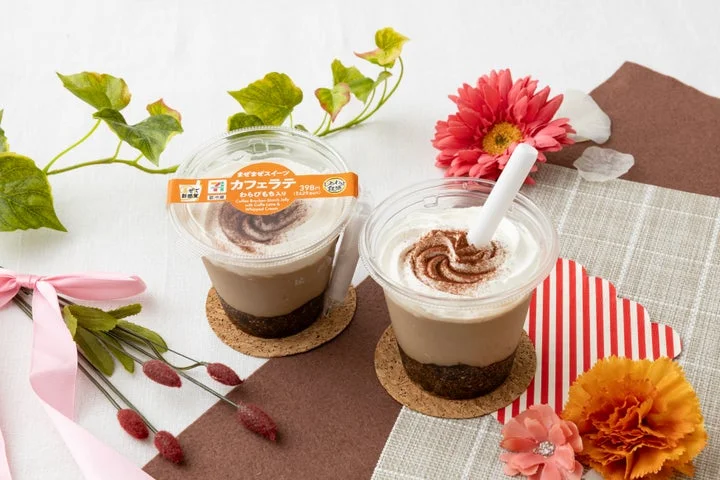 まぜまぜスイーツのカフェラテと抹茶ラテの2商品と、添えられた花や植物