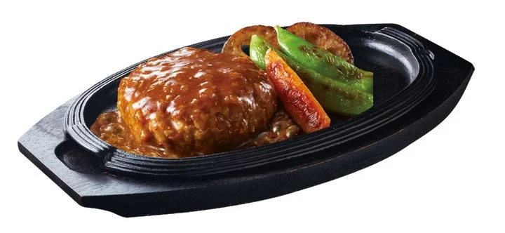 鉄板に盛り付けられた和風グリルハンバーグ