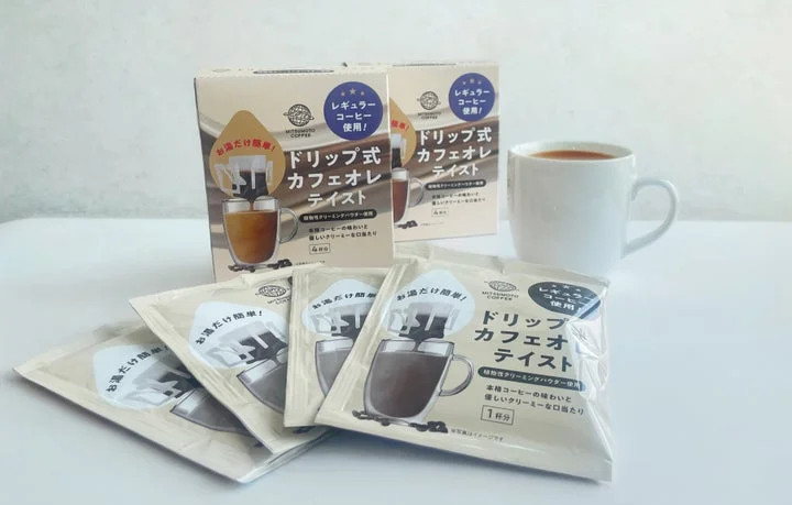 ドリップ式カフェオレテイストのパッケージ箱と個包装、抽出後のコーヒーが入ったカップ。
