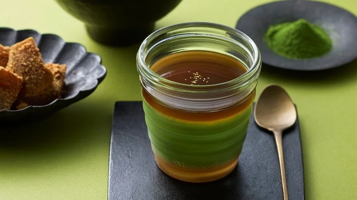 抹茶とわらび餅のプリン（黒蜜きな粉）の断面とトッピング
