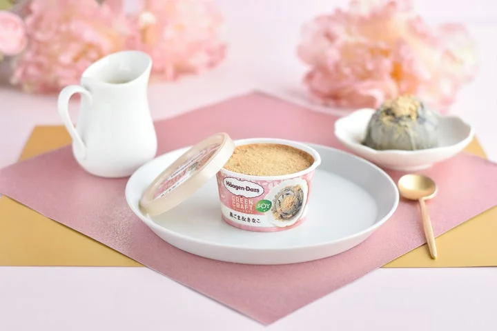 器に盛られた「黒ごま&きなこ」アイスと、蓋を開けたカップ、ミルクピッチャーの盛り付け例
