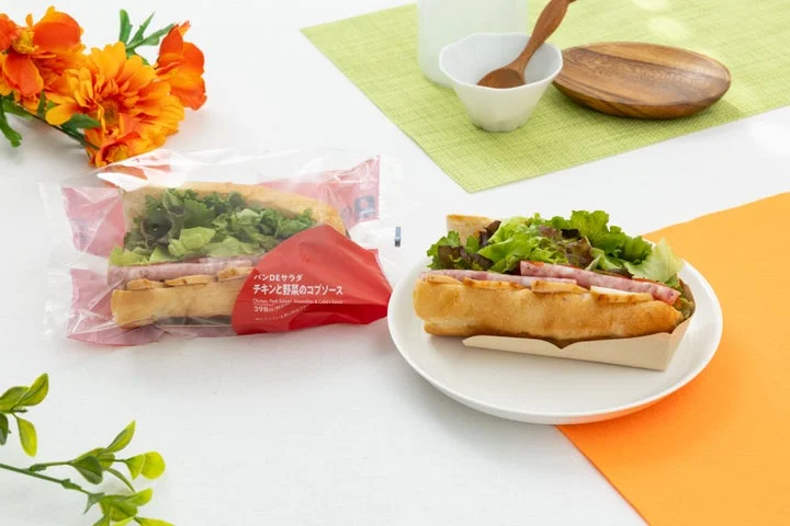 パンDEサラダ チキンと野菜のコブソースのパッケージと中身のサンドイッチ