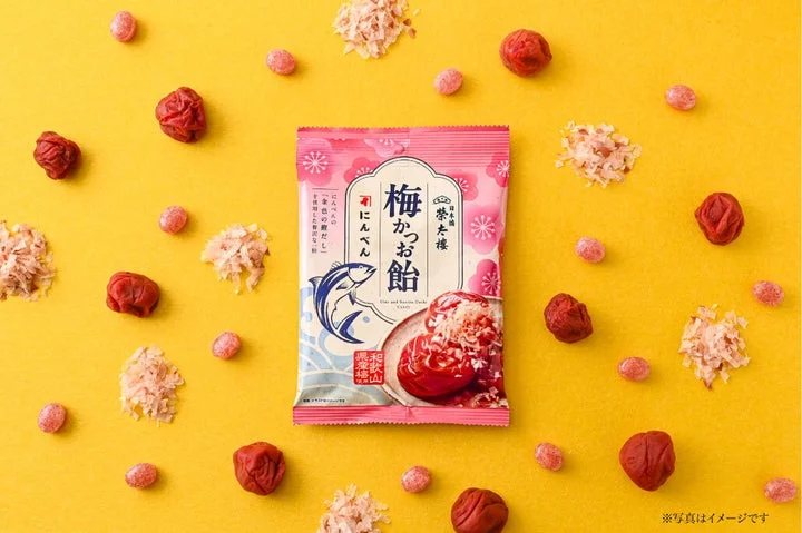 梅かつお飴のパッケージと、周囲に散りばめられた梅干しと鰹節のイメージ画像