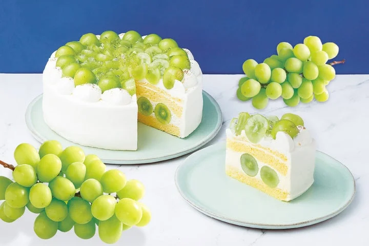 ホールケーキとカットされたシャインマスカットのショートケーキ、およびシャインマスカットの果実