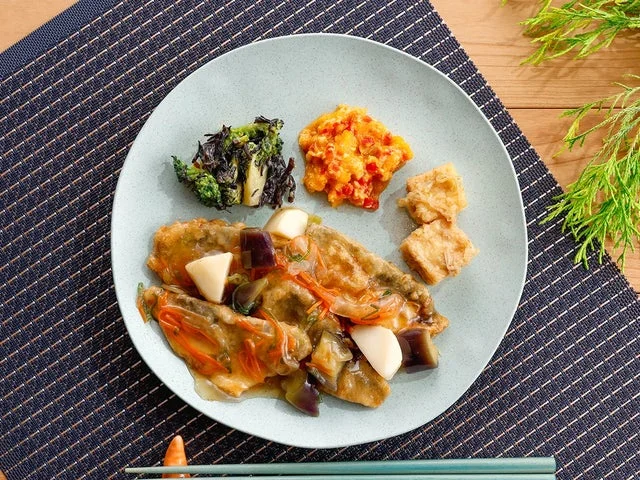 皿に盛り付けられた鯵の甘酢あんかけと副菜の盛り合わせ