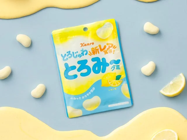 とろみ～グミ レモン味のパッケージと、とろけ型のグミ粒、レモンのスライス