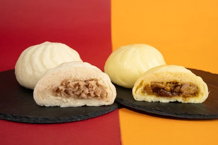 断面が見える「極旨 黒豚まん」と「極旨 黒豚まんカレー」の比較