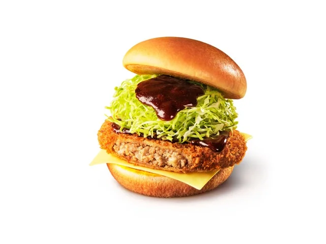 メンチカツ、チーズ、キャベツ、デミグラスソースを挟んだモスバーガーのハンバーガー