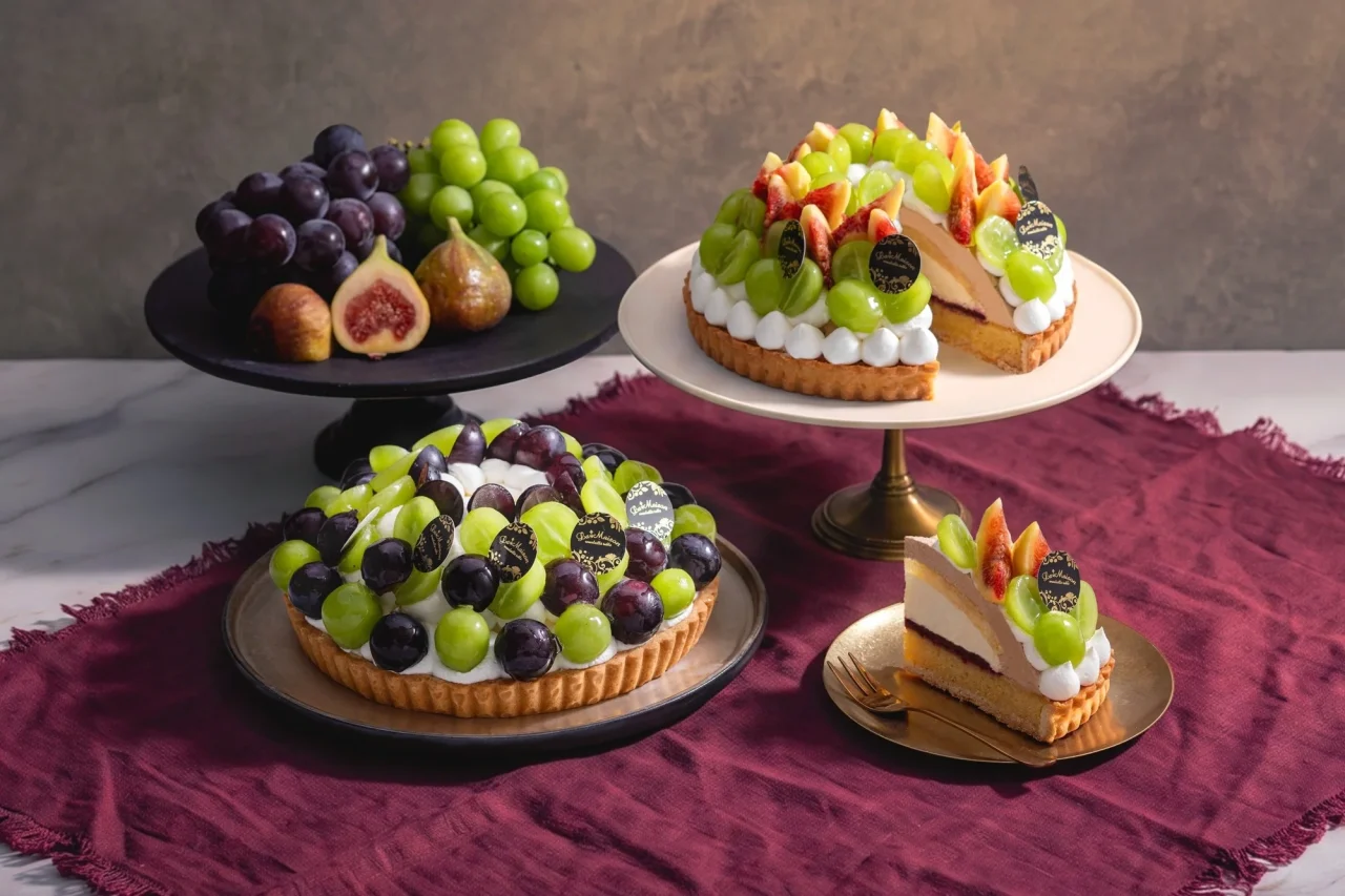 ブドウとイチジクをふんだんに使用したタルトのホールとカットされたケーキ