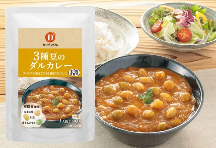 3種豆のダルカレーのパッケージと、盛り付けられたカレー、サラダの食卓風景