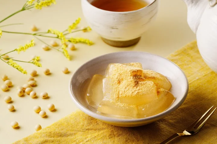 きな粉がまぶされた蒟蒻Pururiが器に盛られ、大豆が添えられたイメージ画像