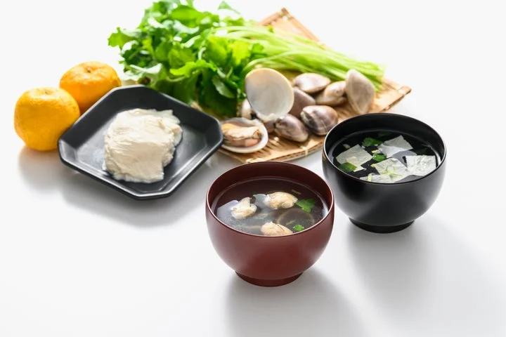 まるごとはまぐりのお吸い物と贅沢ゆばのお吸い物の調理例