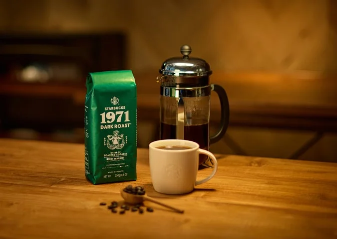 スターバックス 1971 ダーク ローストのパッケージ、コーヒー豆、マグカップ、フレンチプレス