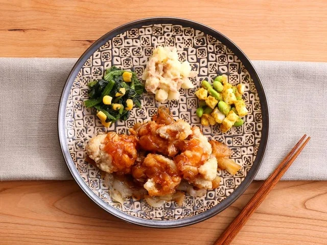 皿に盛り付けられたスイートチリカラアゲと3種の副菜
