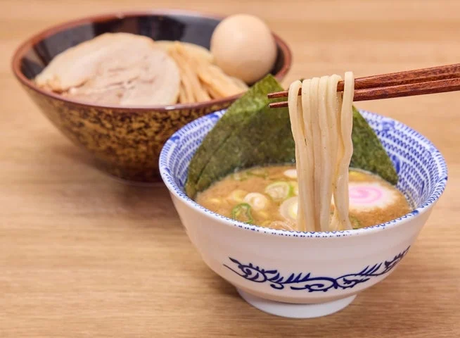つけめんと味玉、チャーシューが盛られた丼の調理例
