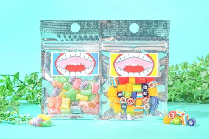 のど飴ミックスのパッケージ2種類と、その中身のキャンディ。
