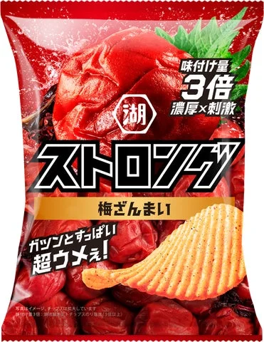湖池屋ストロング 梅ざんまいのパッケージ。赤を基調に梅の実が描かれ、ポテトチップスが添えられている。