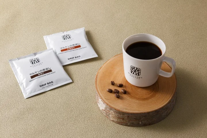 カップに注がれたコーヒーと、マルケンの恩返しドリップバッグ2種