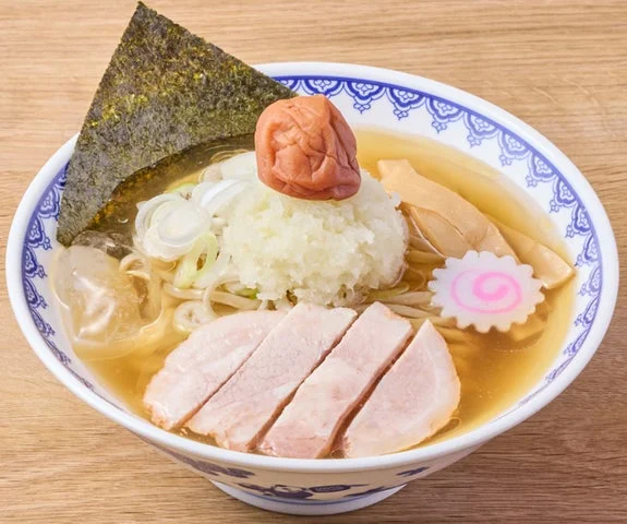 梅おろし冷やかけラーメン。大根おろしと南高梅、チャーシュー、メンマ、海苔、なるとが乗っている。