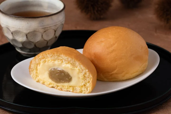 半分に切った丹波栗くりーむパンと温かいお茶