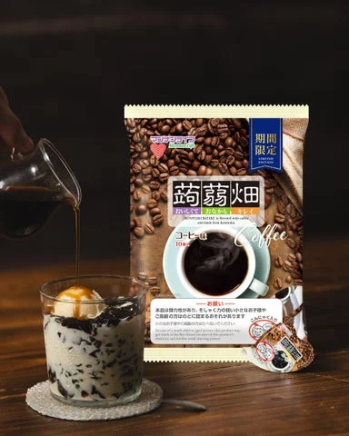 蒟蒻畑コーヒー味のパッケージと、グラスに盛り付けられたデザートの様子