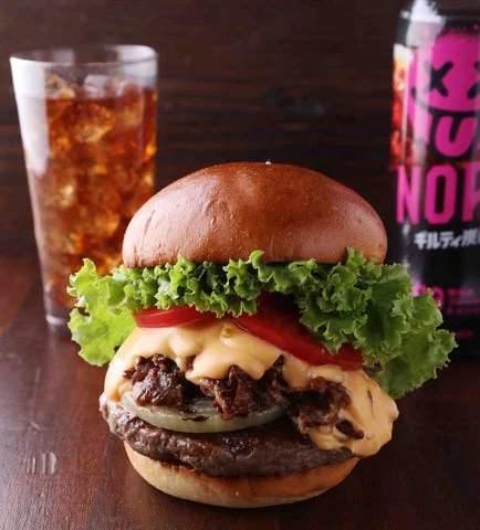 ハンバーガー、フレンチフライ、ギルティ炭酸NOPEのセット