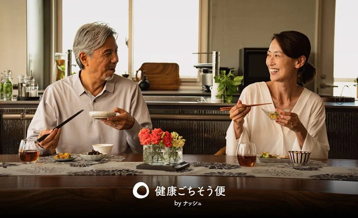 食卓で会話しながら食事を楽しむシニア世代の男女