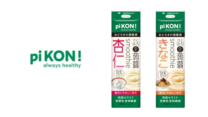 「pi KON!」ブランドロゴと、杏仁・きなこ味の「とろける生蒟蒻スムージー」のパッケージ