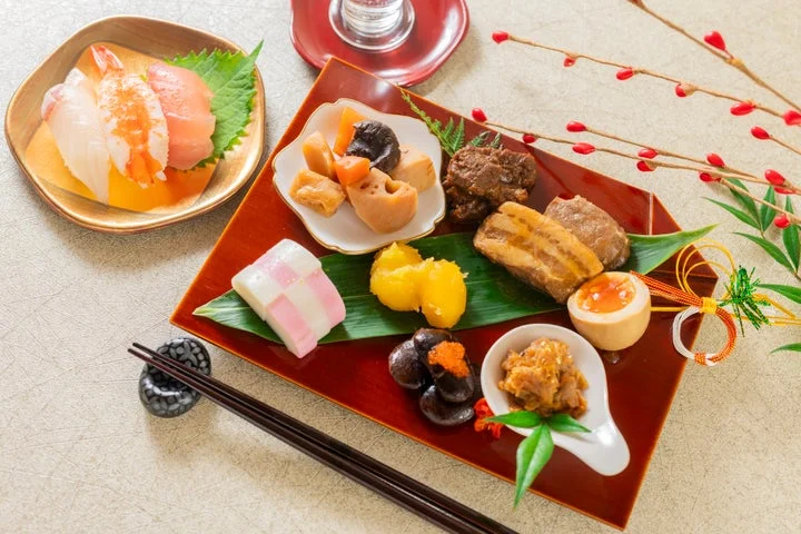 飛騨牛や煮物、角煮などが盛り付けられたカジュアルおせちの食卓