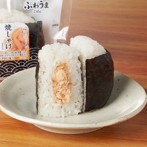 断面が見える直巻焼しゃけおむすびとパッケージ