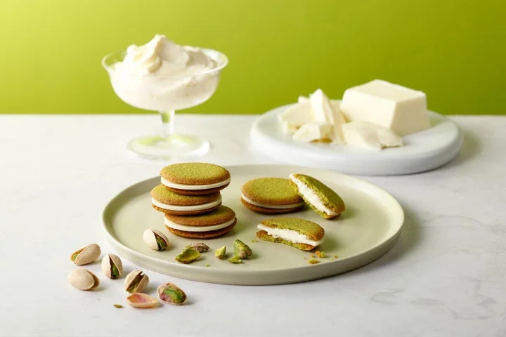 ピスタチオチーズラングドシャと、チーズクリーム、ホワイトチョコレート、ピスタチオの実