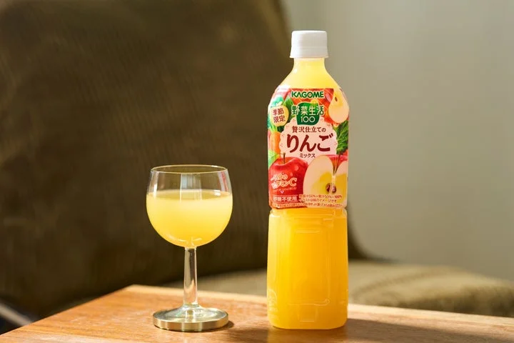 野菜生活100贅沢仕立てのりんごミックスのボトルと、中身が注がれたグラス