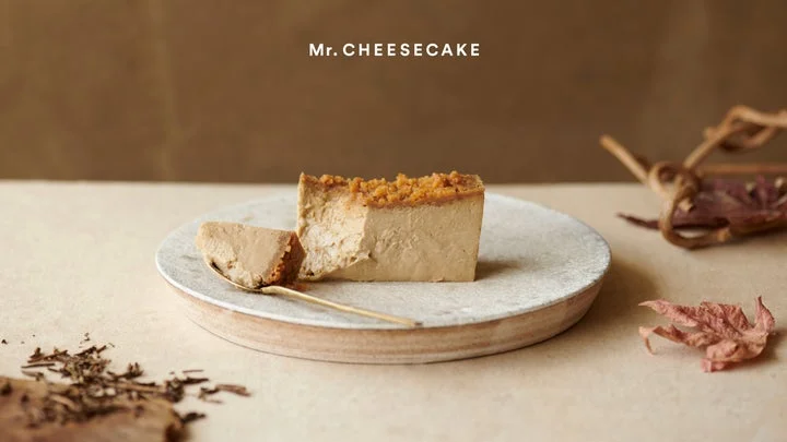 皿に盛り付けられた「Mr. CHEESECAKE Hojicha Maple」の切り分けられた様子
