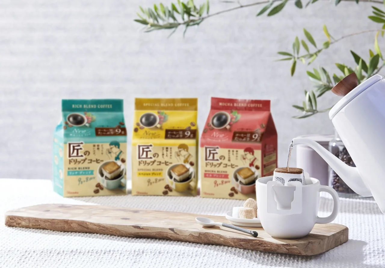 3種類のドリップコーヒー製品と、カップにコーヒーを注いでいる様子