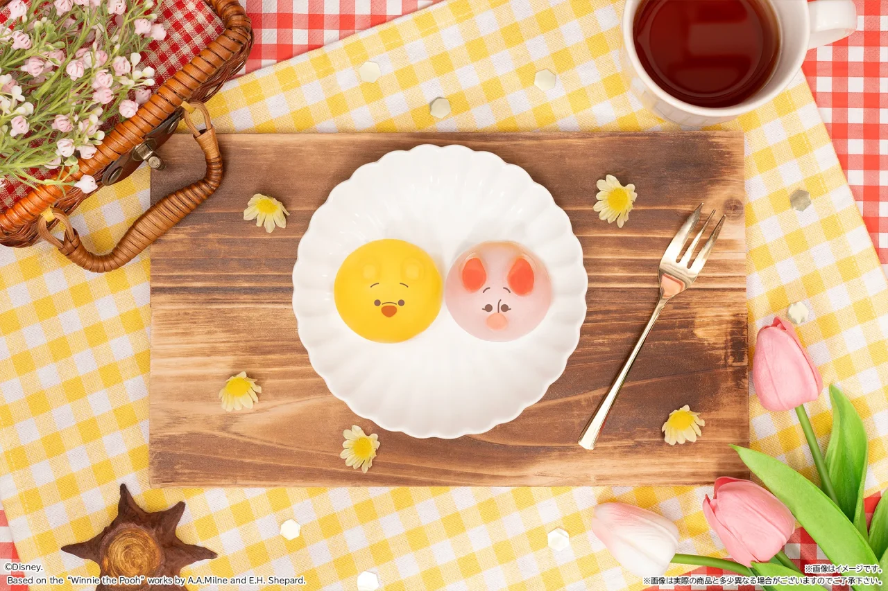 くまのプーさんとピグレットのキャラクター和菓子が皿に乗っている様子