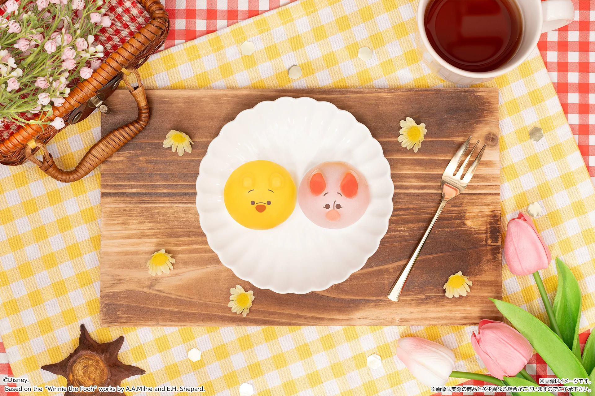 くまのプーさんとピグレットのキャラクター和菓子が皿に乗っている様子