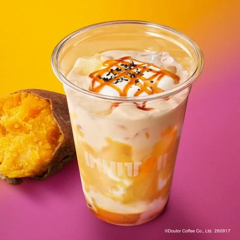 ホイップと黒ごま、蜜芋ソースをトッピングしたアイスの蜜芋オレと焼き芋。