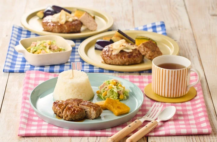調理済みのハンバーグと副菜が盛り付けられた親子用の食事プレート