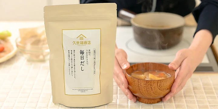 久世福商店の毎日だしパッケージと、木製器に入った味噌汁