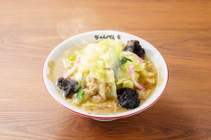 木製テーブルの上で湯気を立てる、野菜と鶏肉が乗った近江ちゃんぽん