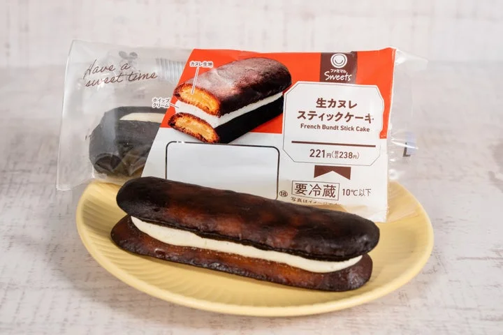 黄色い皿に盛られたスティック型のカヌレケーキと、そのパッケージ