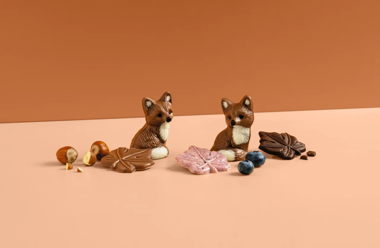 キツネ型チョコレートのアソートメントと紅葉の葉型チョコレートの外観