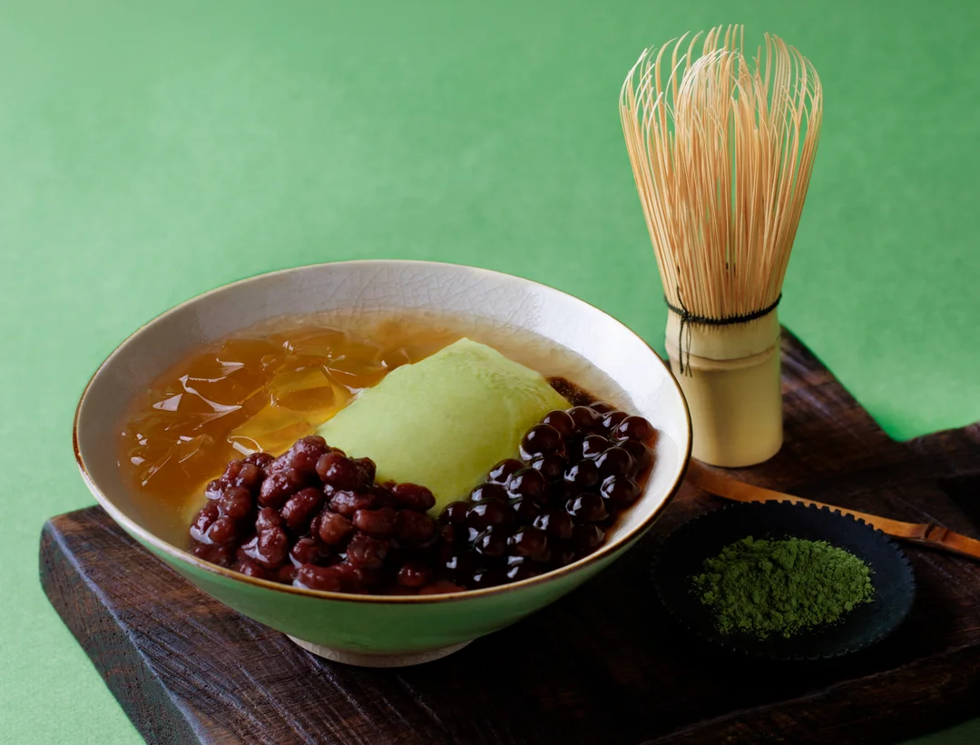 抹茶豆花と抹茶粉、茶筅を添えた商品写真