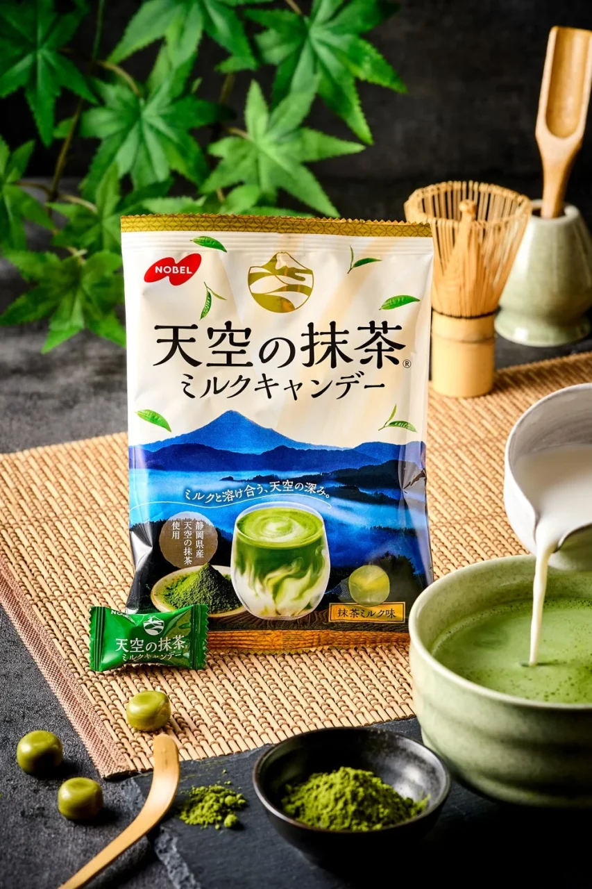 天空の抹茶ミルクキャンデーのパッケージと個包装、抹茶、茶筅が写る商品ビジュアル